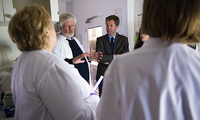 Kristian Berg, head of the "Lumiblast" project, giving prominent guests a tour of his lab (from RCN news article).